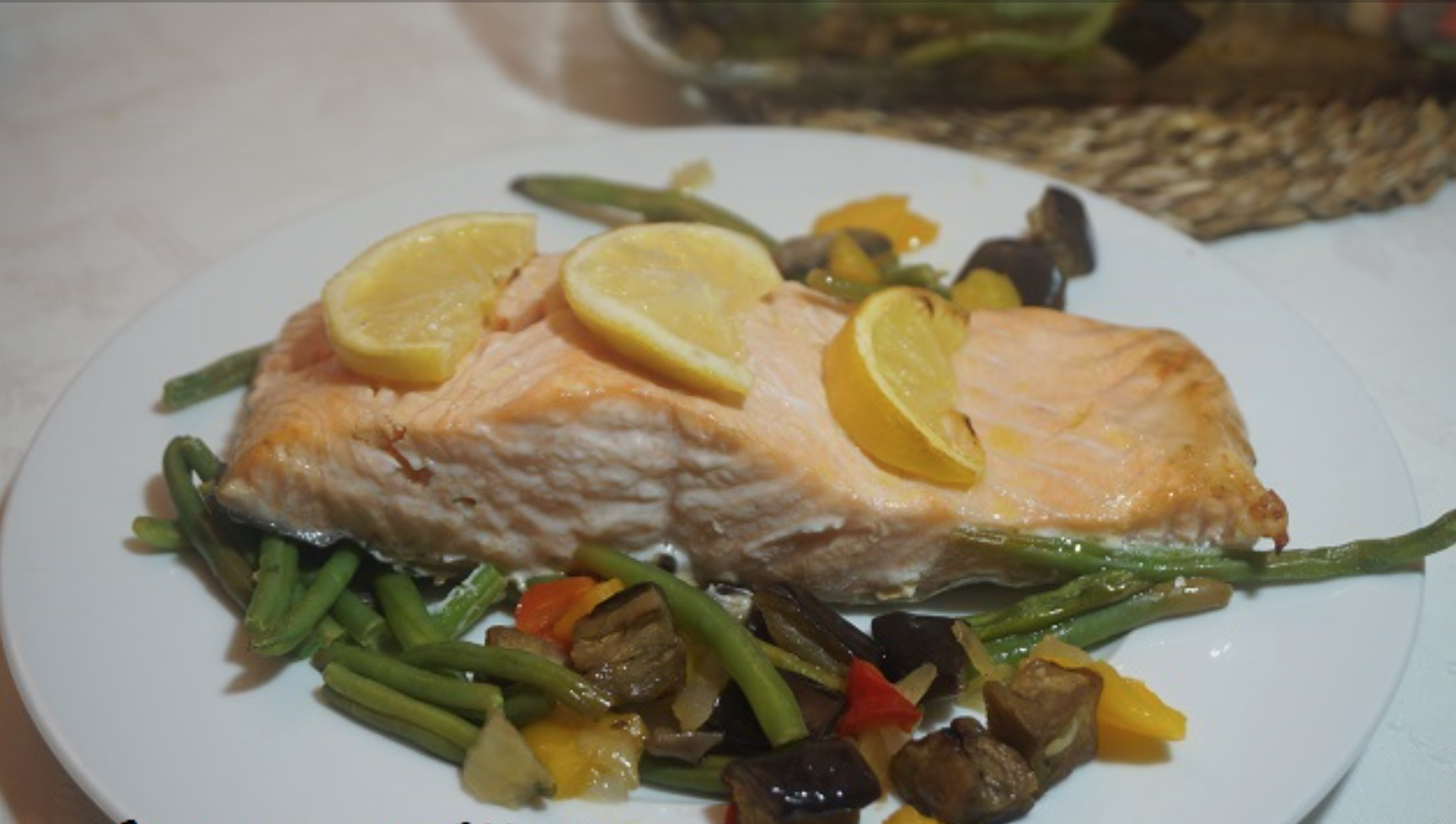 Salmón al horno con verduras del partido.